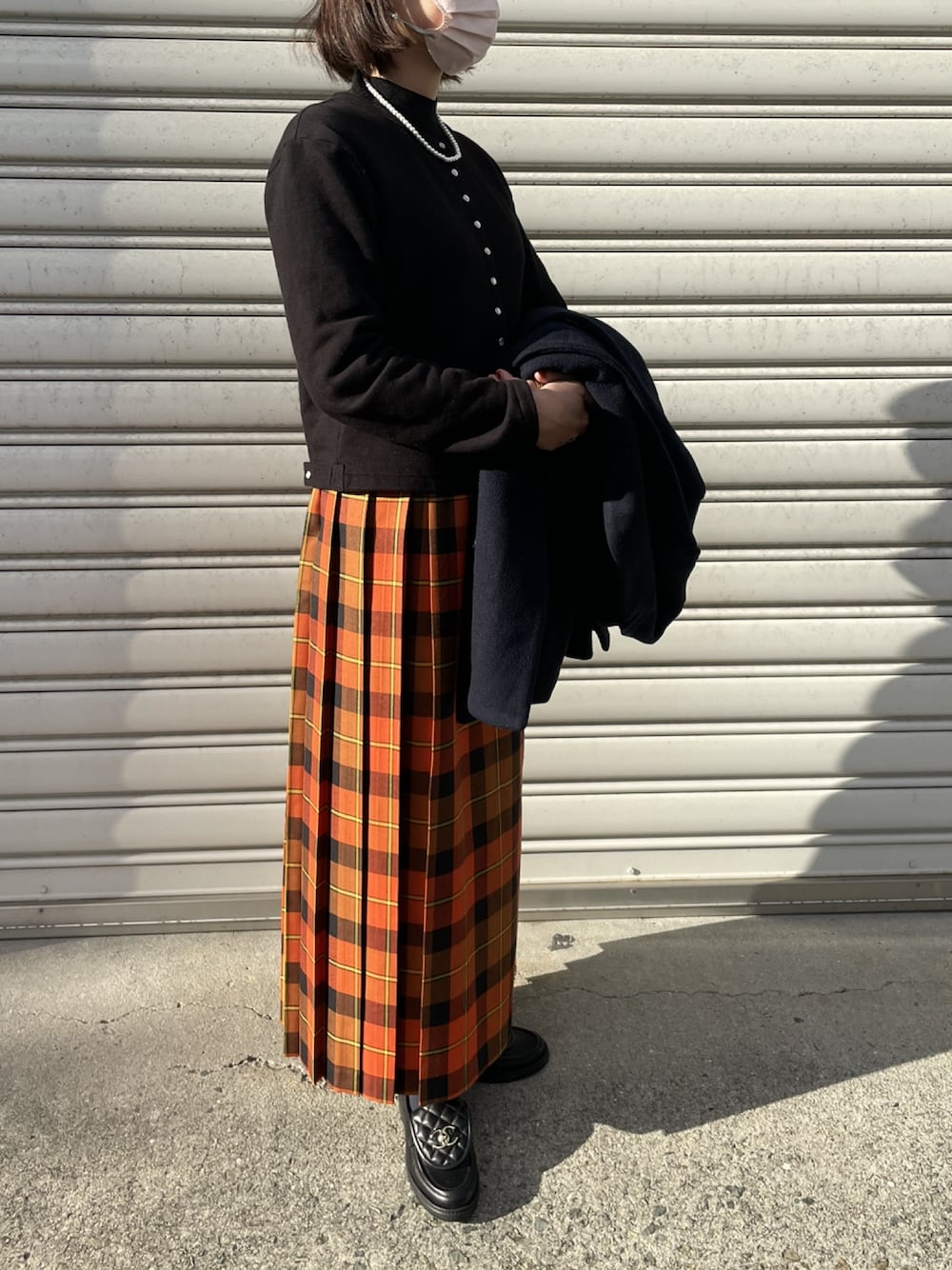 「休日コーデ、オトナ女子、スカート、着回しコーデ、ootd、ローファー、チェスターコート」｜「agnes b.のM001 CARDIGAN カーディガンプレッション（カーディガン/ボレロ、ブラック系）」を使った、munmun☺︎さん（骨格ウェーブ・レディース・160cm）の冬コーディネートの1枚目の写真