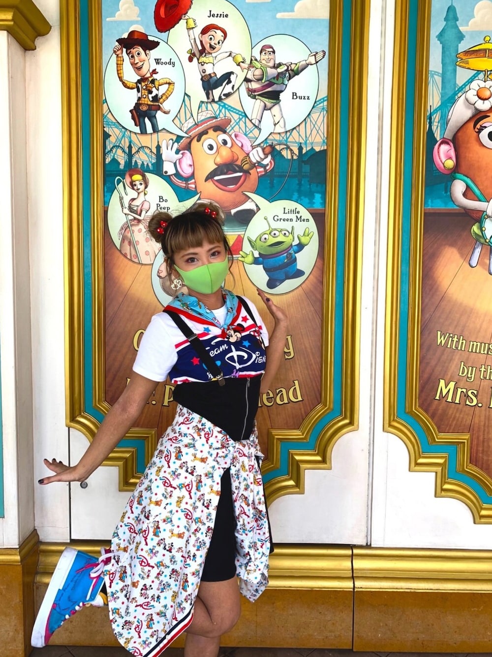 「ディズニーコーデ、ディズニーシーコーデ、ディズニーランドコーデ、チームディズニー、チームディズニーコーデ」｜「Disneyのアイテム（Tシャツ/カットソー、ホワイト系）」を使った、MiIさん（レディース・152cm）の夏コーディネートの1枚目の写真