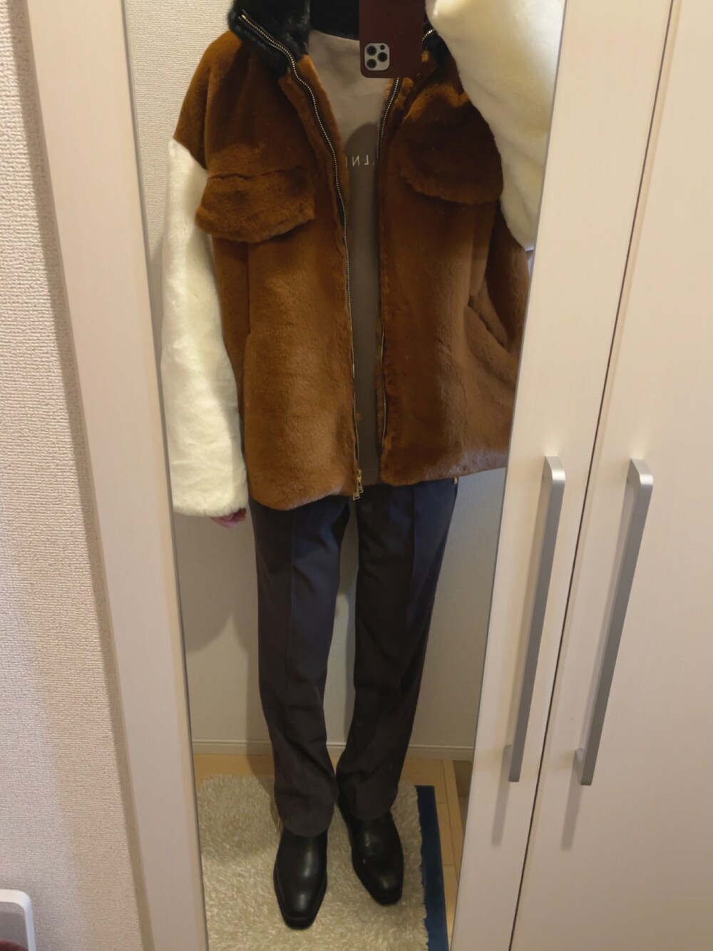 「CULLNIの【CULLNI Exclusive / クルニ エクスクルーシブ】トラックパンツ（スラックス、グレー系）」を使った、よねたむさん（メンズ・172cm）の冬コーディネートの1枚目の写真