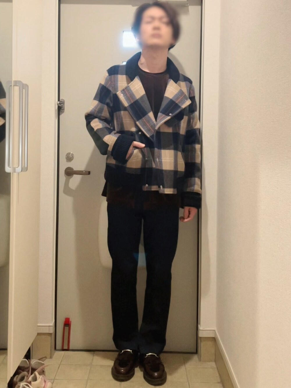 ブラウン系のTシャツ/カットソー、その他のMA-1、ブルー系のデニムパンツを着用したメンズの冬コーディネートの1枚目の写真