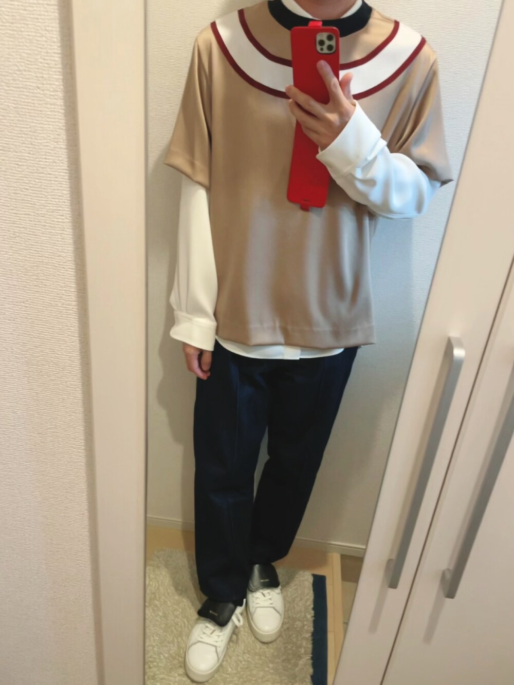 「秋のコーデ、ゆるコーデ、シンプルコーデ、休日スタイル、デニム、レイヤードスタイル、シャツスタイル、白シャツ、スニーカー、白、ホワイト、カジュアル」｜「CULLNIの2020秋冬　ダブルクロス フライフロントシャツ（シャツ/ブラウス、ホワイト系）」を使った、よねたむさん（メンズ・173cm）の秋コーディネートの1枚目の写真