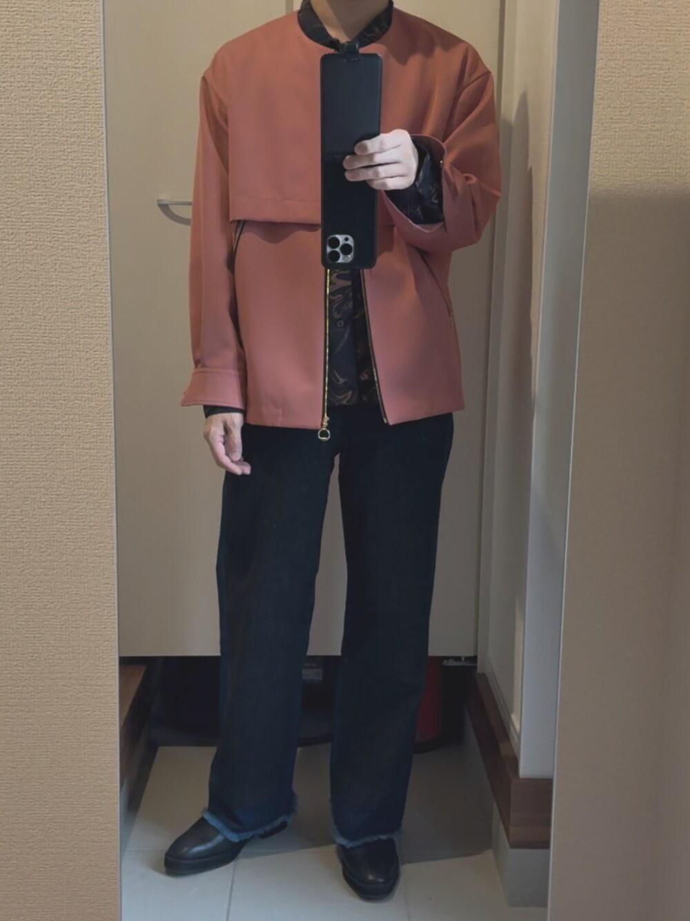 「CULLNIの23-AW-006　Bi Color Wide Denim（デニムパンツ、ブラック系）」を使った、よねたむさん（メンズ・172cm）の秋コーディネートの1枚目の写真