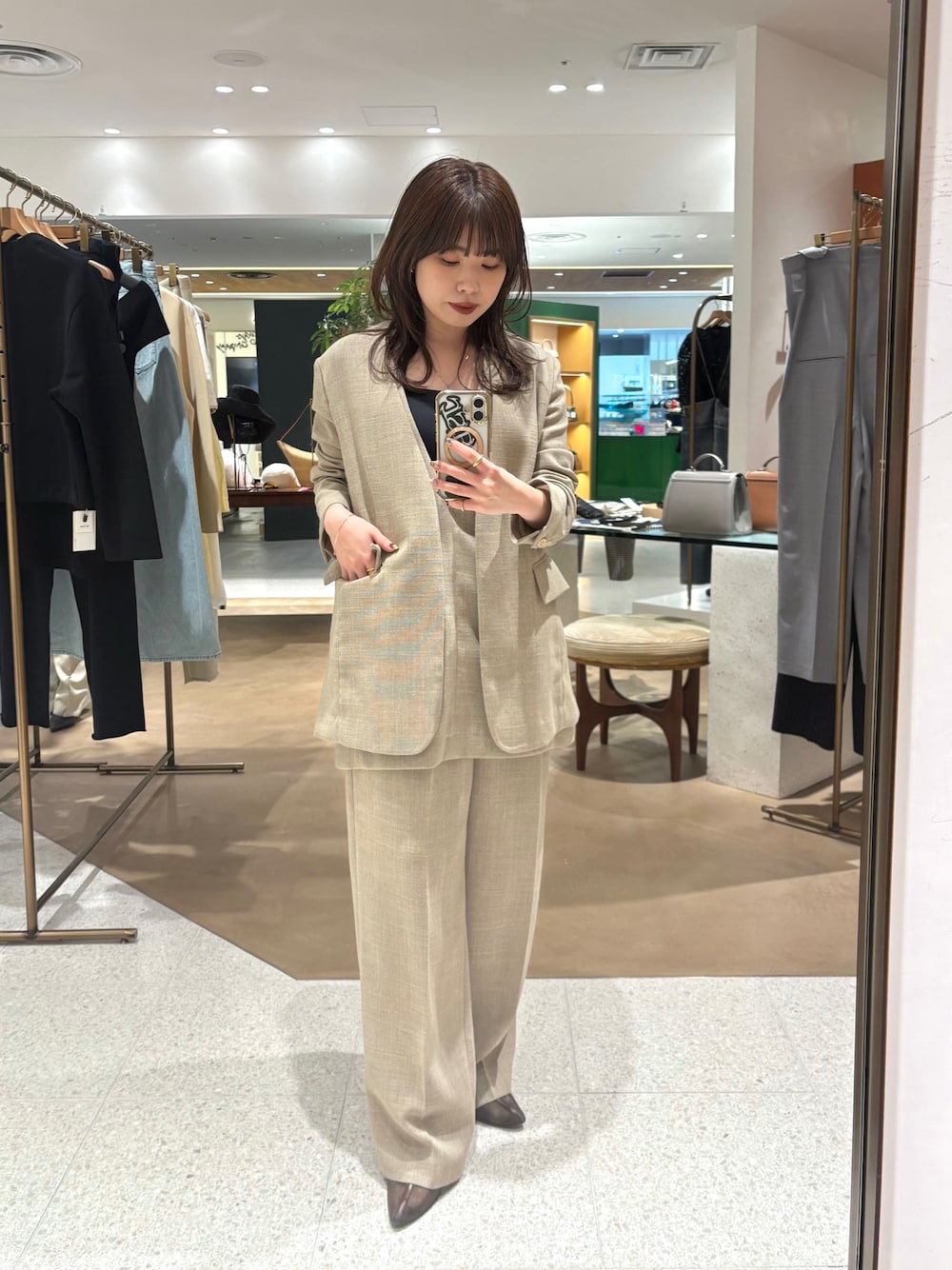 「麻、麻パンツ、麻ジャケット、春、春コーデ、春夏コーデ、ベージュコーデ、セットアップ、アンサンブル、低身長、低身長コーデ」｜「Whim Gazetteのジュートライクタックパンツ（スラックス、ベージュ系）」を使った、Ibaragi Hazukiさん（骨格ストレート・レディース・149cm）の春コーディネートの1枚目の写真