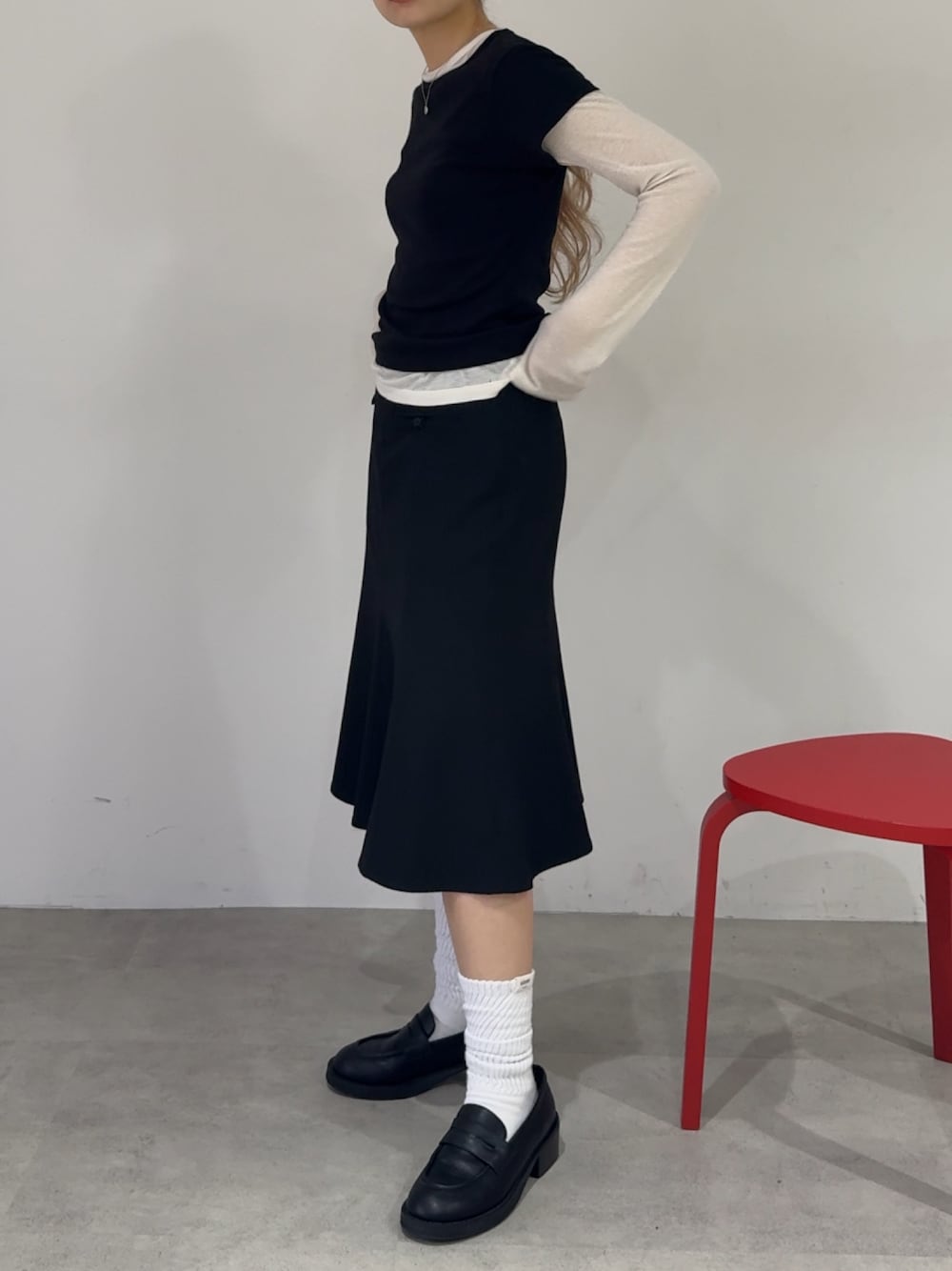 「GIUNONのback line rib t-shirt / バックラインリブTシャツ（Tシャツ/カットソー、ブラック系）」を使った、さきさん（レディース・160cm）の春コーディネートの1枚目の写真