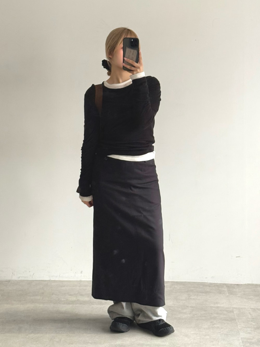 ブラック系のTシャツ/カットソー、ホワイト系のTシャツ/カットソー、ブラック系のスカートを着用したレディースの春コーディネートの1枚目の写真