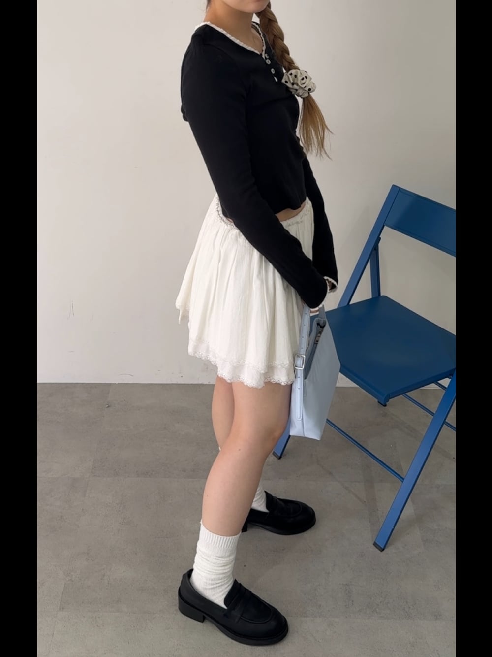 「GIUNONのeyelet frill rib tops / アイレットフリルリブトップス（Tシャツ/カットソー、ブラック系）」を使った、さきさん（レディース・160cm）の春コーディネートの1枚目の写真