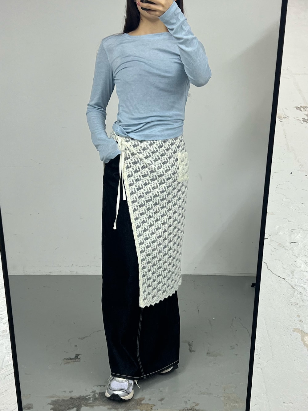 「GIUNONのstrech sheer tops / ストレッチシアートップス（Tシャツ/カットソー、ブルー系）」を使った、さきさん（骨格ストレート・レディース・160cm）の冬コーディネートの1枚目の写真