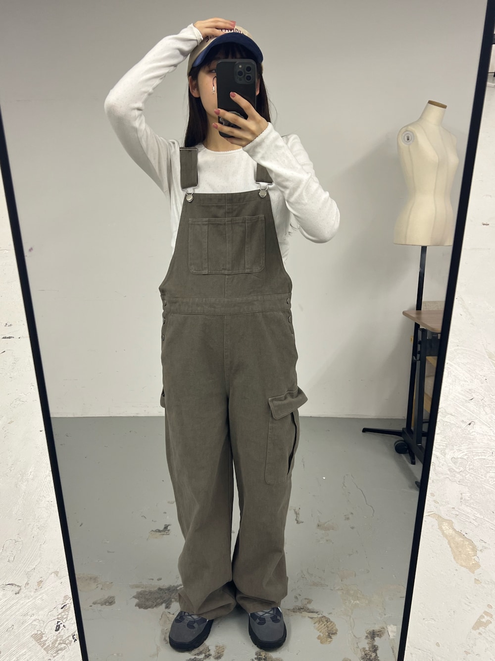 「お出かけコーデ、24SS春の新作、韓国ファッション」｜「GIUNONのwide cargo overalls / ワイドカーゴオーバーオール（サロペット/オーバーオール、グリーン系）」を使った、さきさん（骨格ストレート・レディース・160cm）の冬コーディネートの1枚目の写真