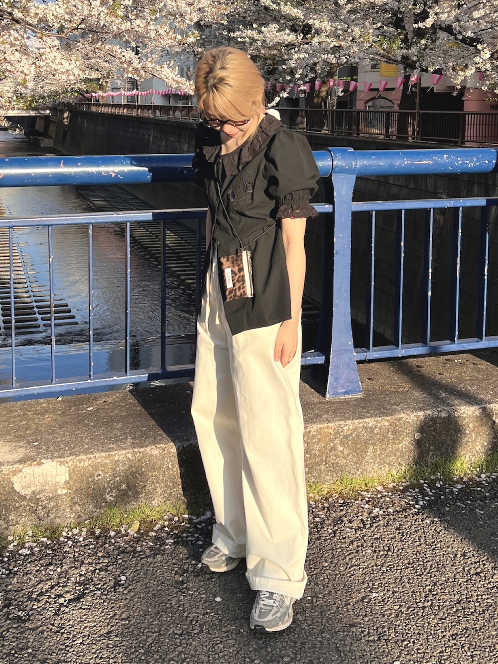 「GIUNONのembroidery frill puff blouse / エンブロイダリーフリルパフブラウス（シャツ/ブラウス、ブラック系）」を使った、さきさん（レディース・160cm）の春コーディネートの1枚目の写真