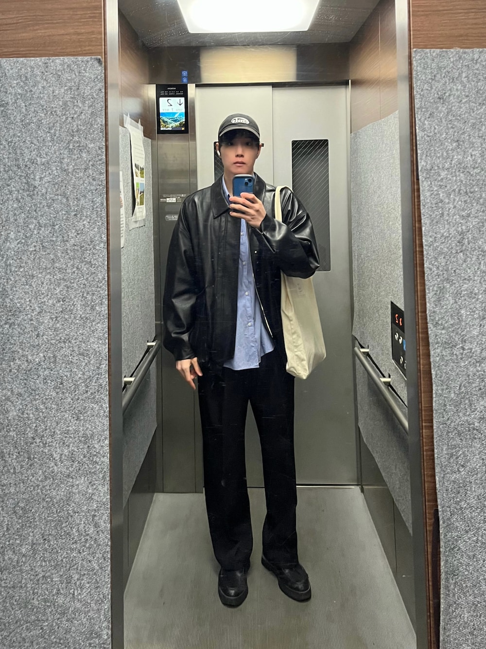 ブラック系のブルゾン、ブラック系のキャップを着用したメンズの冬コーディネートの1枚目の写真