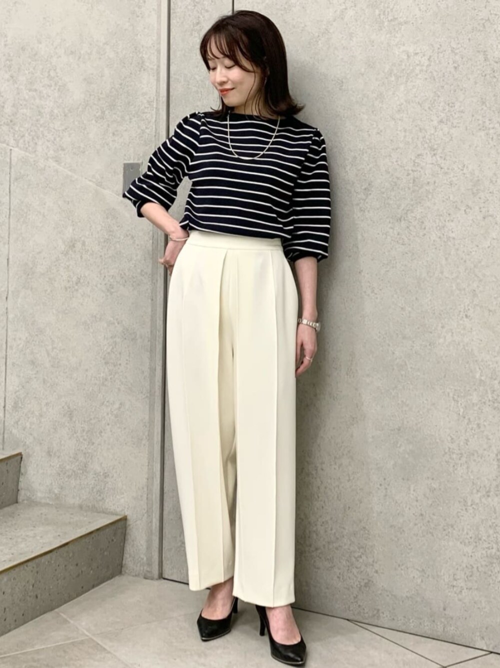 ホワイト系のその他パンツ、ブルー系のニット/セーターを着用したレディースの冬コーディネートの1枚目の写真