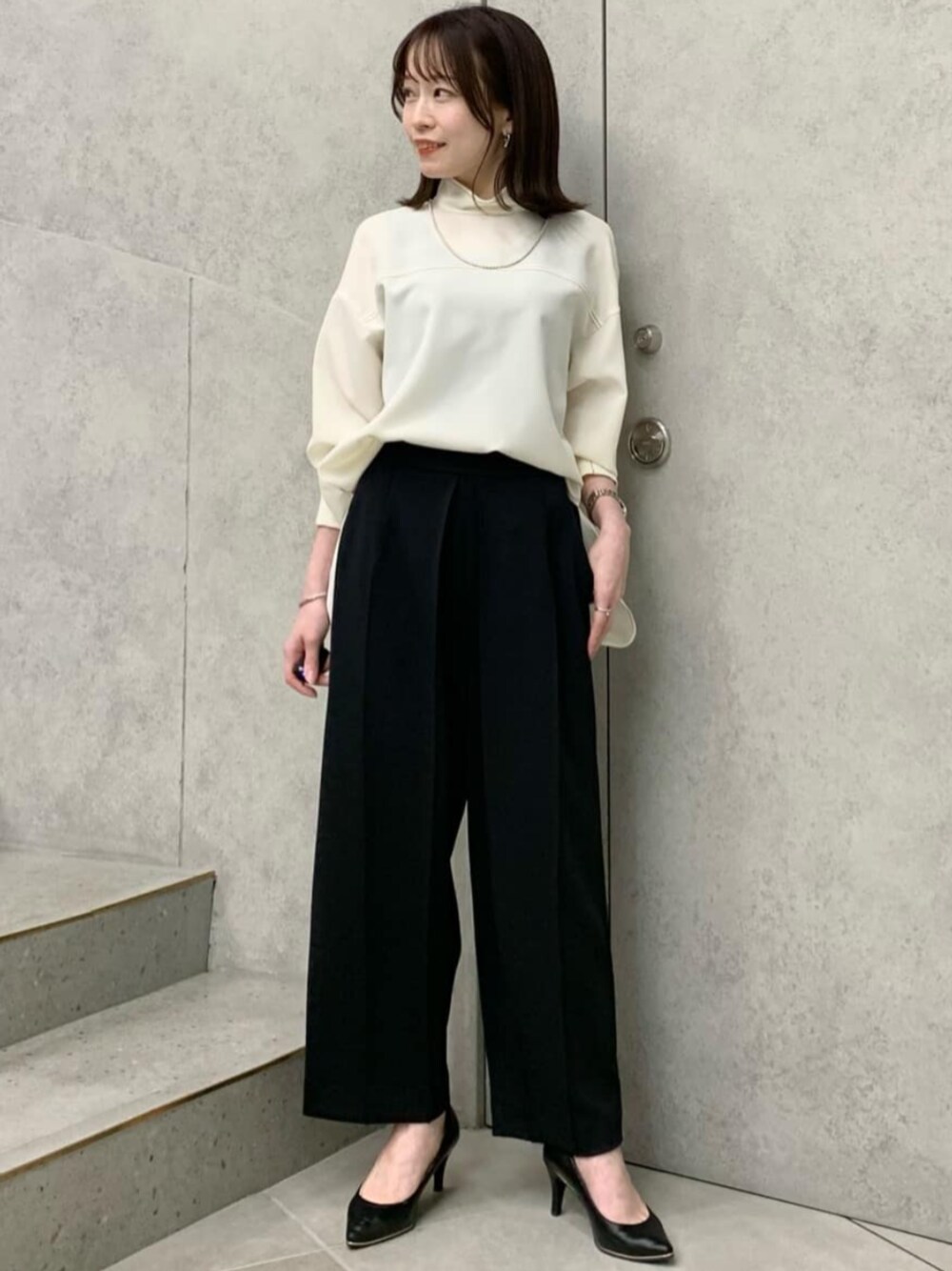 ブラック系のその他パンツ、ホワイト系のシャツ/ブラウスを着用したレディースの冬コーディネートの1枚目の写真