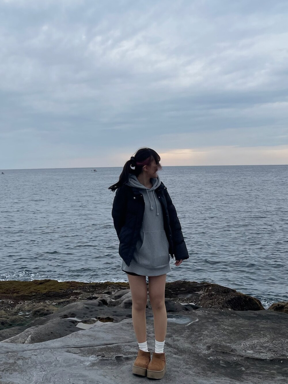 「GRLのアイテム（その他パンツ、ブラック系）」を使った、Shionさん（レディース・161cm）の春コーディネートの1枚目の写真