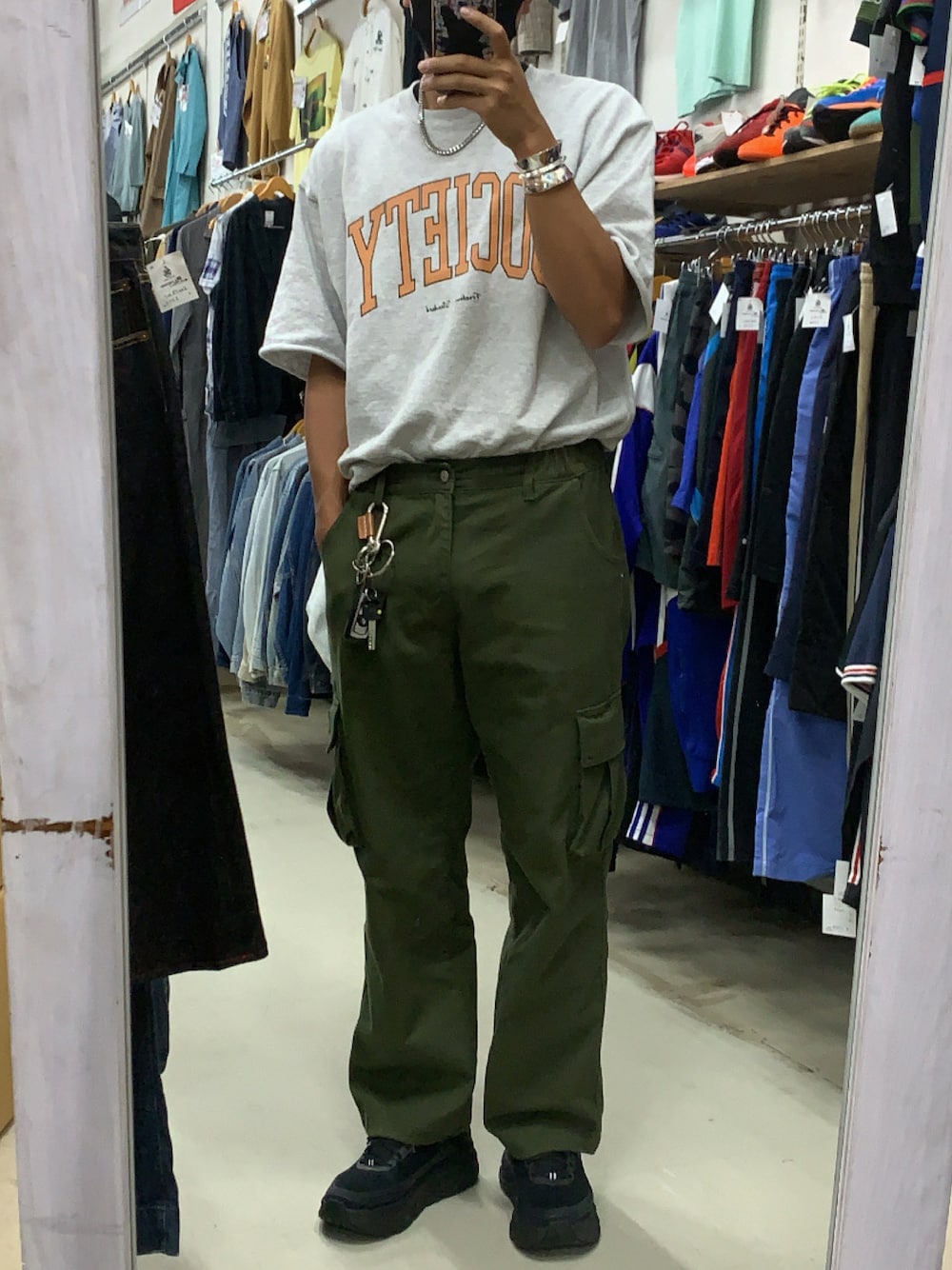 「カーゴパンツ、古着屋、youthloser、stealmeaning、アーチロゴ」｜「steal meaningのアイテム（カーゴパンツ、グリーン系）」を使った、reentaaさん（メンズ・178cm）の夏コーディネートの1枚目の写真