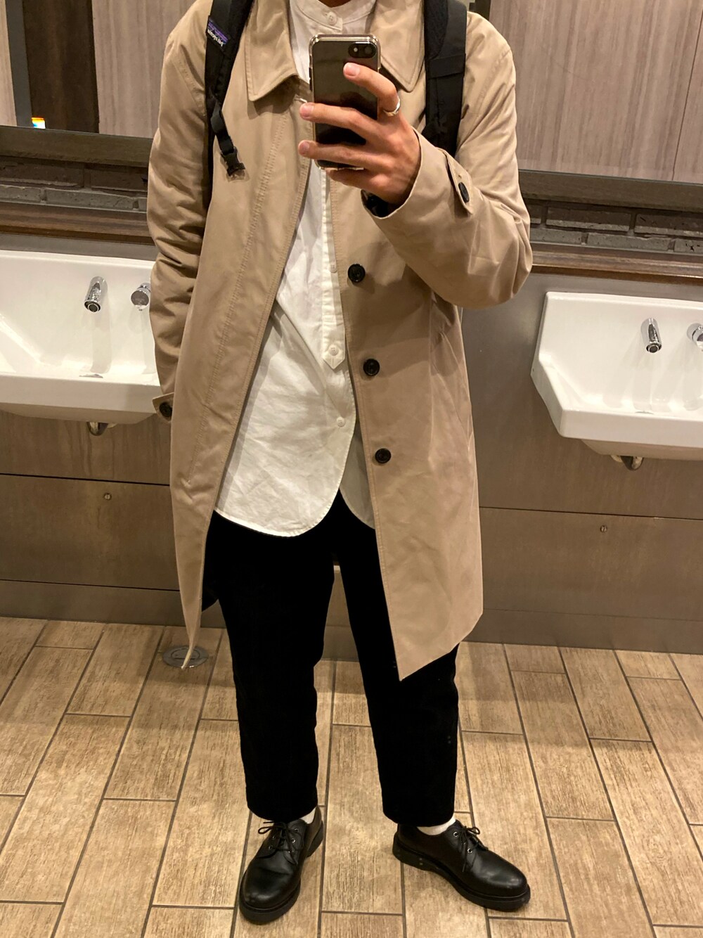 「ベージュ、チェスターコート、ZARA、GU、UNIQLO、ノーカラーシャツ、コーデュロイ、黒、白シャツ、シンプル、シンプルコーデ、ワイドパンツ、白靴下、革靴、プレーントゥ」｜「GUのコーデュロイワイドイージーパンツ（その他パンツ、ブラック系）」を使った、kohbeatboxさん（メンズ・172cm）の冬コーディネートの1枚目の写真