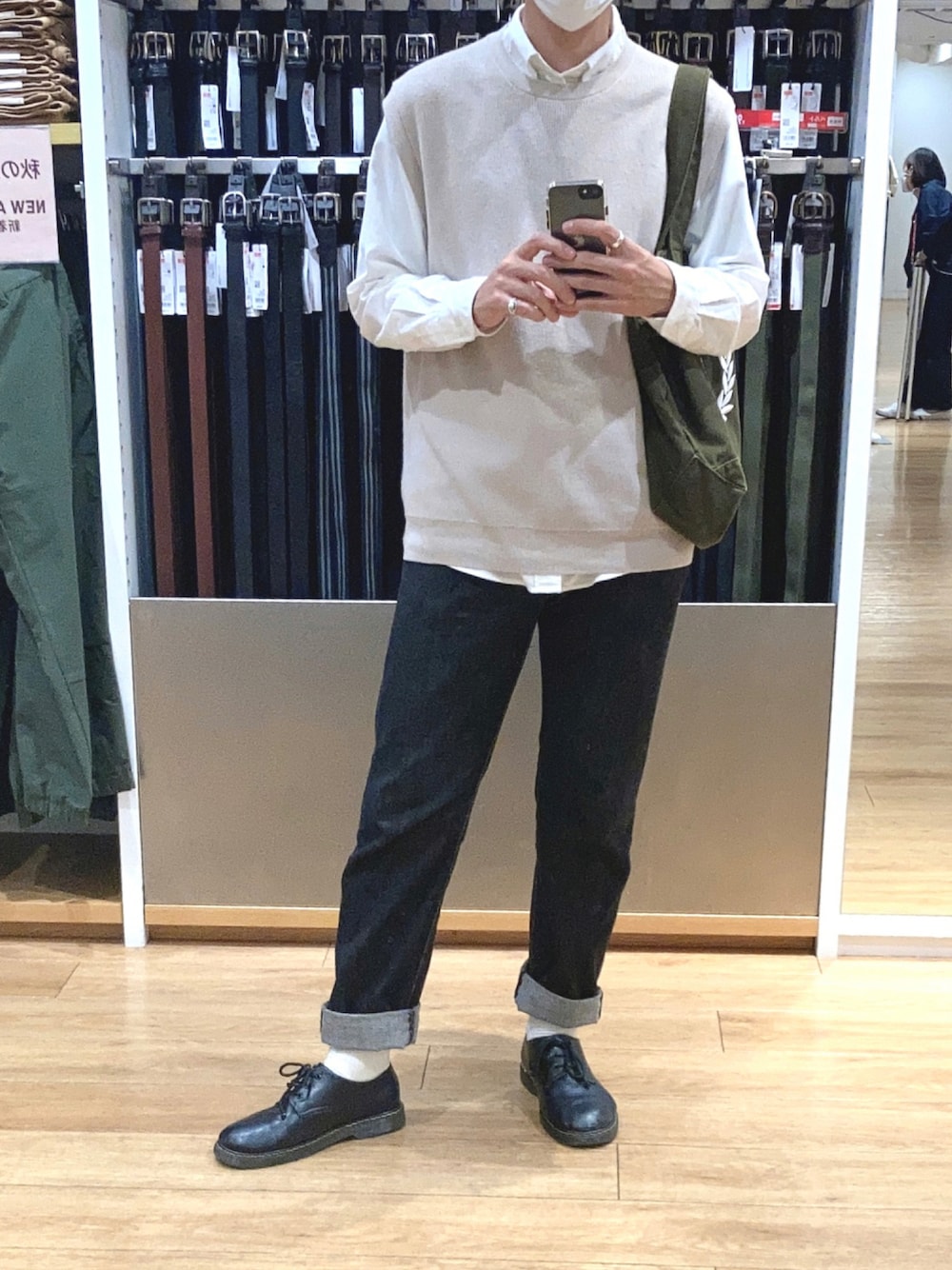 「ニット、デニム、ベージュ、Dr.Martens、長袖シャツ、ユニクロ、デニムパンツ、ニットベスト、くつした、シンプルコーデ、FRED PERRY、カジュアルコーデ、秋コーデ、白Yシャツ、秋服準備はじめました」｜「Dr. MartensのDr.Martens （ドクターマーチン） / 3ホールブーツ 1461Z 3EYE GIBSON SHOE 11838002（ブーツ、ブラック系）」を使った、kohbeatboxさん（メンズ・172cm）の秋コーディネートの1枚目の写真