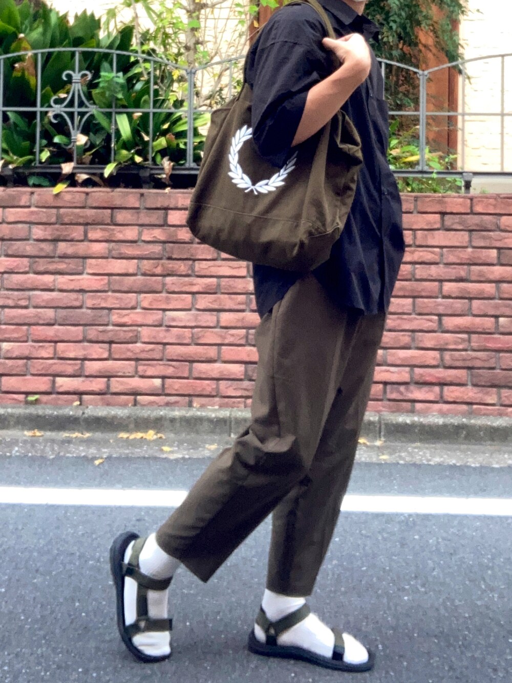 「トートバッグ、シンプル、黒、オーバーサイズ、大人カジュアル、カーキ、ワイドパンツ、白ソックス、サンダル、カーキパンツ、FRED PERRY、シンプルスタイル、カジュアルコーデ、サンダルに靴下、GUコーデ」｜「FRED PERRYのLaurel Wreath Canvas Tote Bag（トートバッグ、グリーン系）」を使った、kohbeatboxさん（メンズ・172cm）の秋コーディネートの1枚目の写真