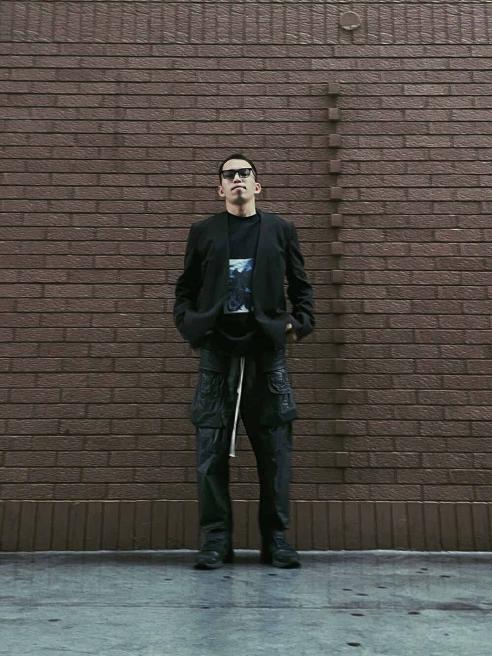 「black、ブラック、ブラックコーデ、スラックス、サングラス、drkshdw、ootd、シンプルスタイル、STAMPD、RICKOWENS、秋コーデ、RICK OWENS DRKSHDW、ALMOSTBLACK」｜「ALMOSTBLACKのALMOSTBLACK PRINTED T-SHIRT “群青”（Tシャツ/カットソー、ブラック系）」を使った、kouta007さん（メンズ・173cm）の秋コーディネートの1枚目の写真