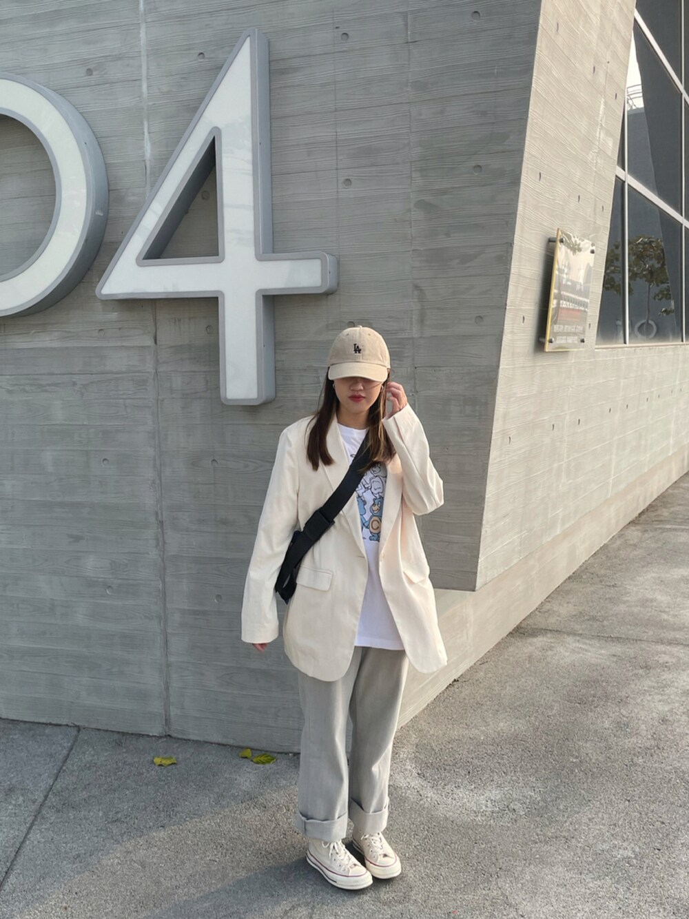 「oversize、基礎款、春夏コーデ、白Tシャツ、lifestyle」｜「NEW ERAのアイテム（キャップ、ベージュ系）」を使った、yii93さん（レディース・155cm）の夏コーディネートの1枚目の写真