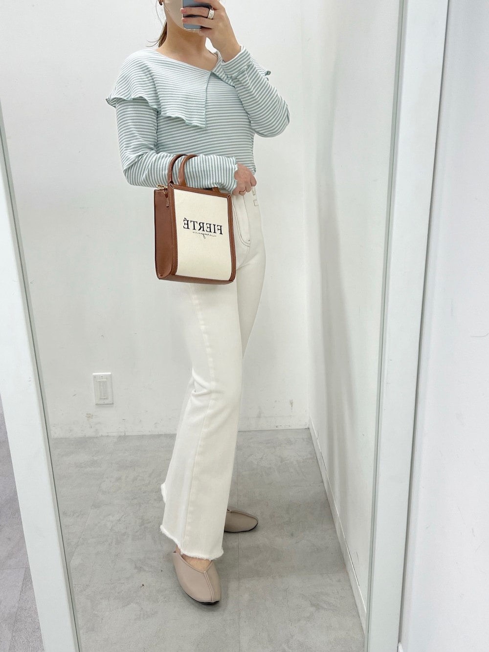 ブルー系のデニムパンツ、グリーン系のTシャツ/カットソー、ベージュ系のバレエシューズを着用したレディースの春コーディネートの1枚目の写真