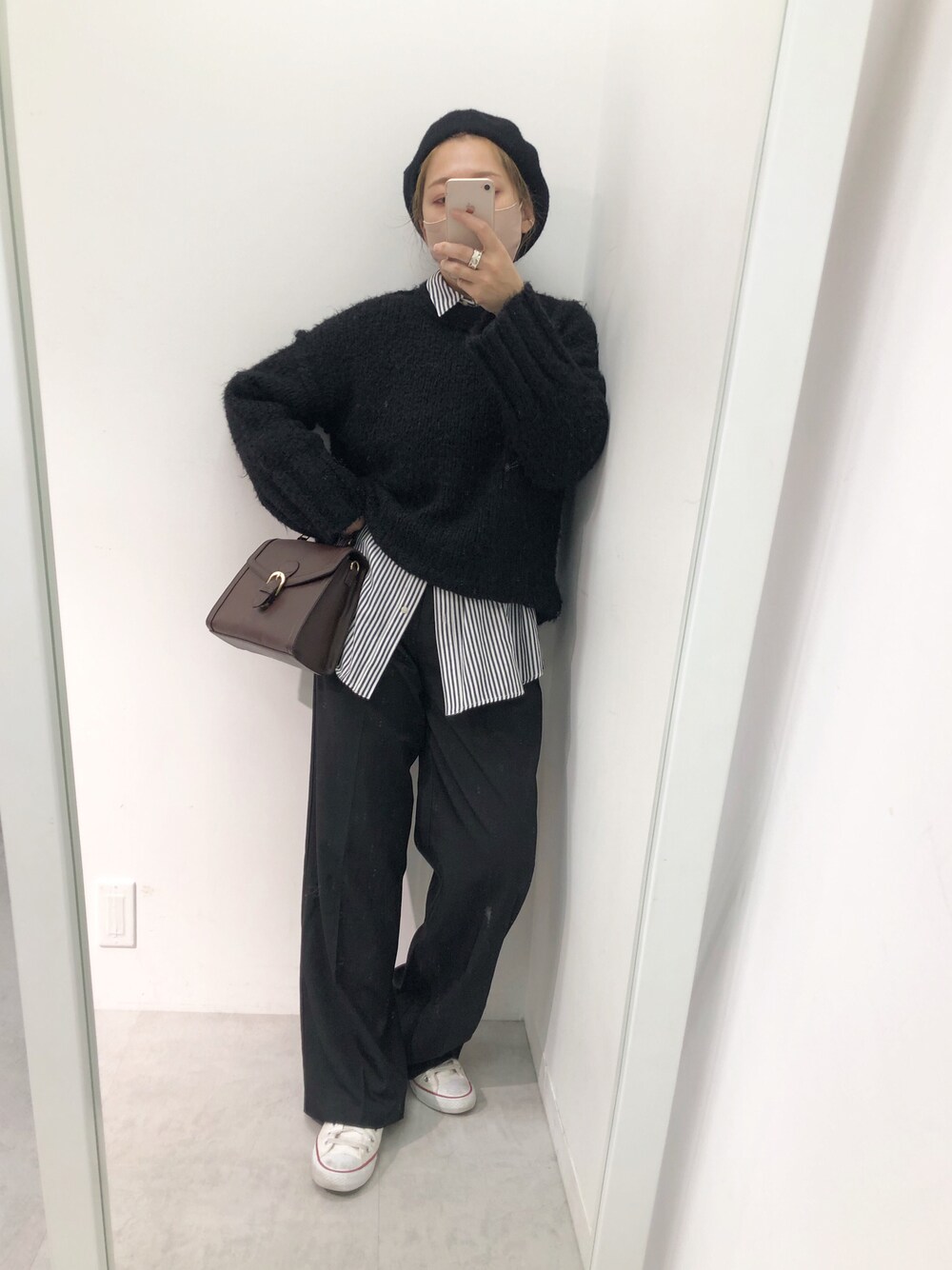 ブラック系のニット/セーター、ブラウン系のショルダーバッグ、ホワイト系のスニーカーを着用したレディースの秋コーディネートの1枚目の写真