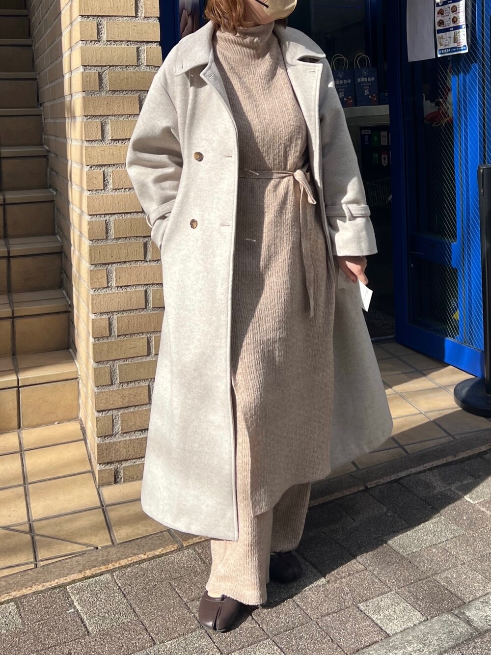 ベージュ系のワンピース、ベージュ系のその他パンツ、ブラウン系のバレエシューズを着用したレディースの冬コーディネートの1枚目の写真