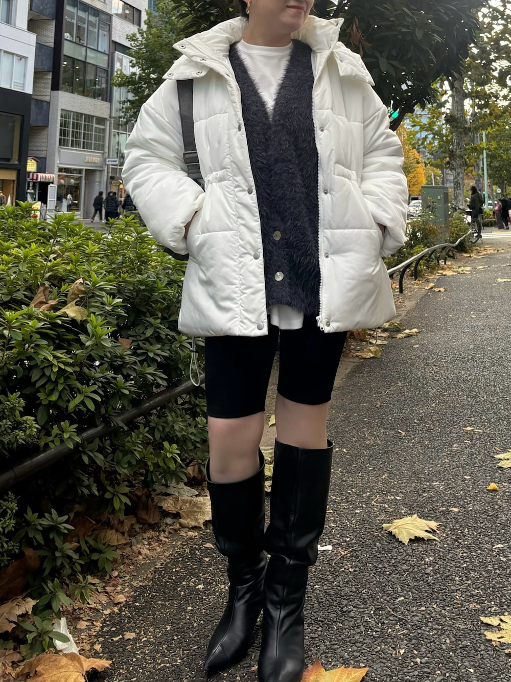 ブラック系のその他パンツ、ホワイト系のTシャツ/カットソー、グレー系のカーディガン/ボレロを着用したレディースの冬コーディネートの1枚目の写真