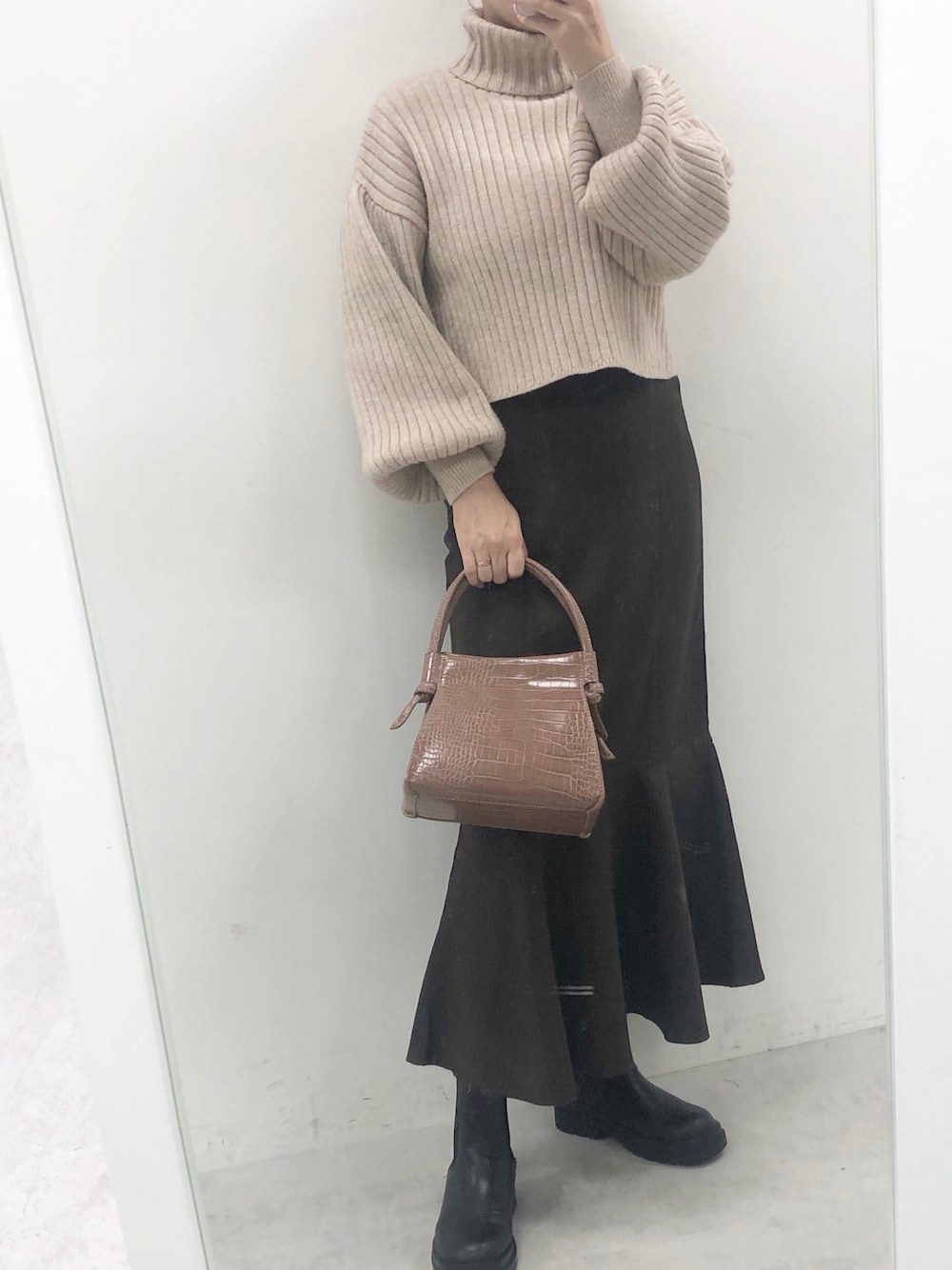 その他のワンピース、ブラウン系のショルダーバッグ、ブラック系のブーツを着用したレディースの秋コーディネートの1枚目の写真