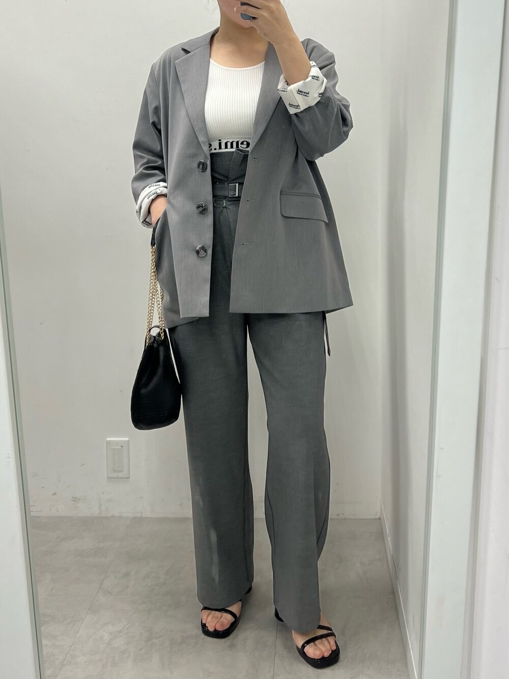 「いまどきジャケット写真、春コーデ、セットアップ、韓国ファッション、シンプルコーデ、春、大人かわいい、大人コーデ、ビッグシルエット、パンツスタイル、モノトーン、春服みてみて、キレイめ、seemi.byNICE CLAUP、ジャケット」｜「Seemi. byNICECLAUPの【Seemi】デザインハイウエストパンツ（スラックス、グレー系）」を使った、江口光代さん（レディース・162cm）の春コーディネートの1枚目の写真