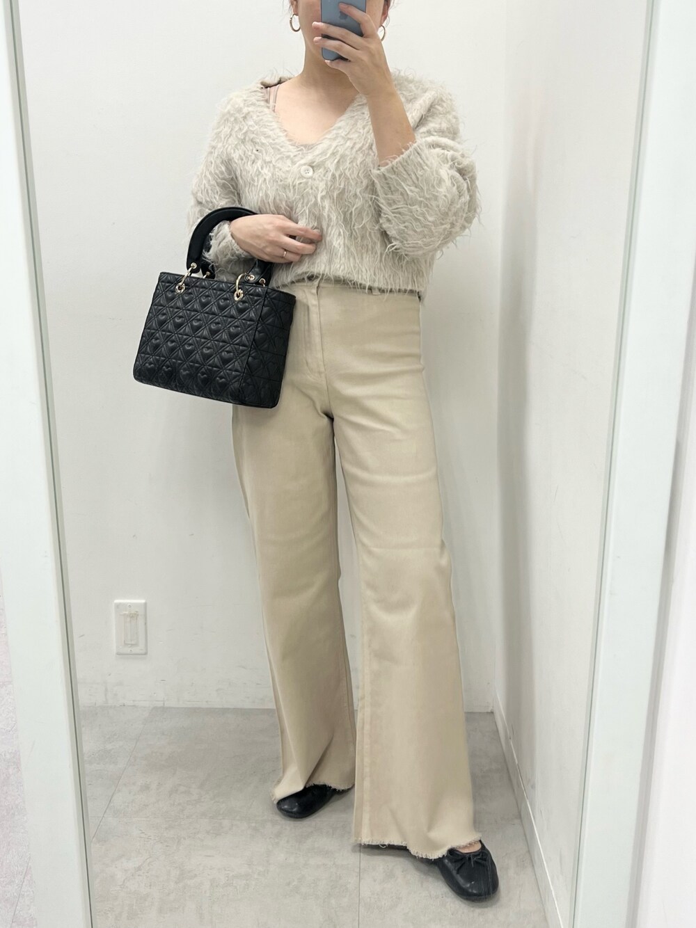 ベージュ系のデニムパンツ、ベージュ系のカーディガン/ボレロ、ベージュ系のキャミソールを着用したレディースの秋コーディネートの1枚目の写真