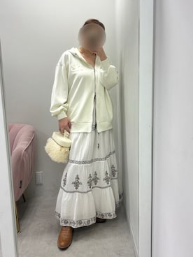 「one after another NICE CLAUP（ワンアフターアナザーナイスクラップ）のゆるたぽシルエット/オーバーサイズグリッターパーカー（パーカー、ホワイト系）」を使った、江口光代さん（レディース・162cm）の冬コーディネート