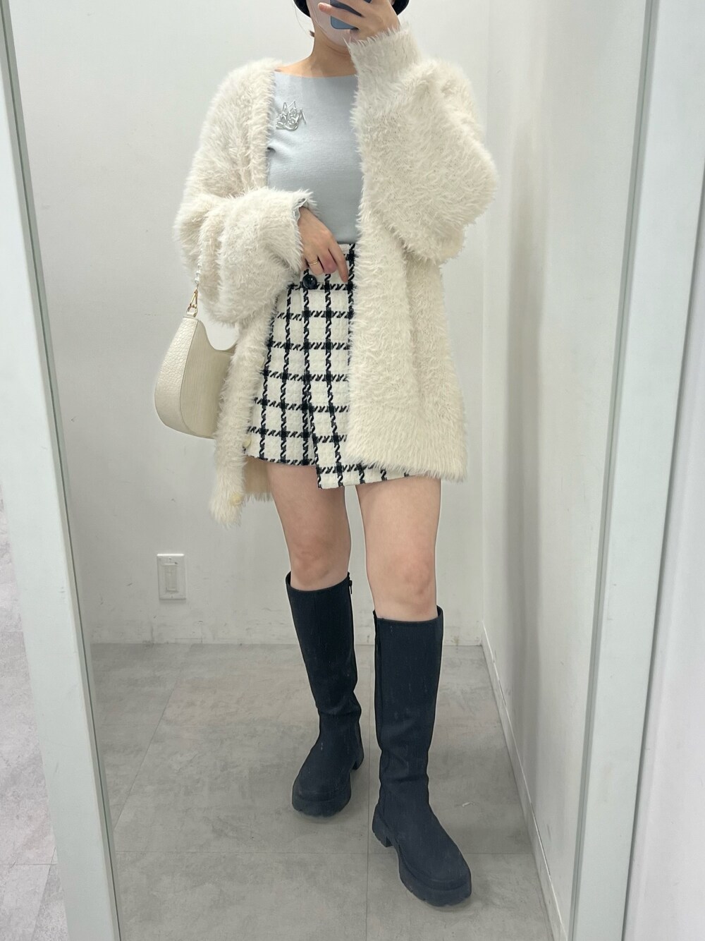 ホワイト系のその他パンツ、グレー系のニット/セーター、ベージュ系のカーディガン/ボレロを着用したレディースの冬コーディネートの1枚目の写真