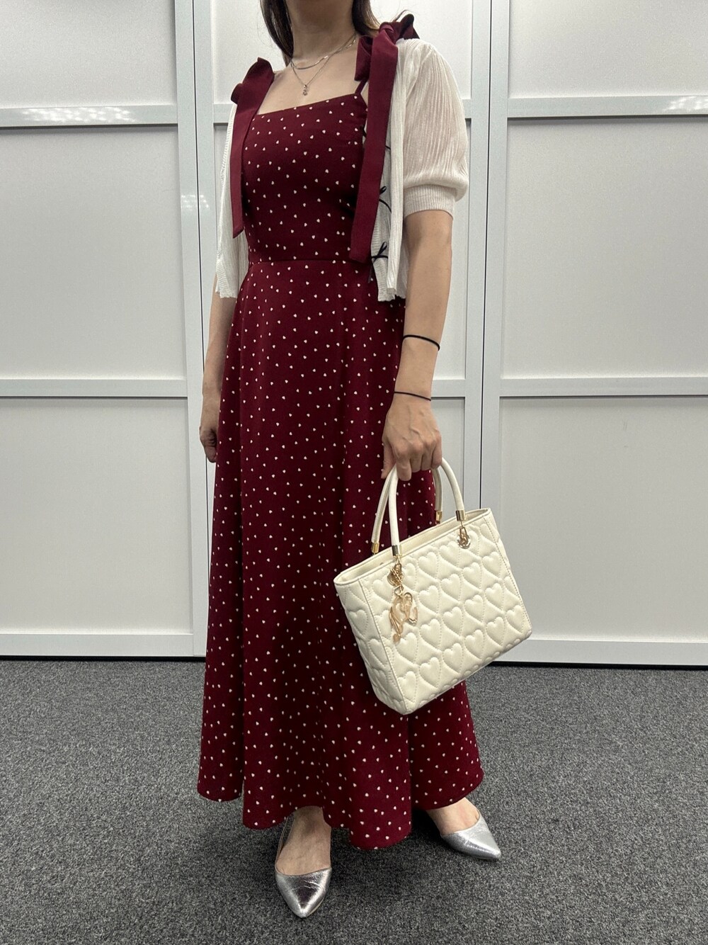 レッド系のワンピース、ホワイト系のトートバッグ、シルバー系のサンダルを着用したレディースの夏コーディネートの1枚目の写真