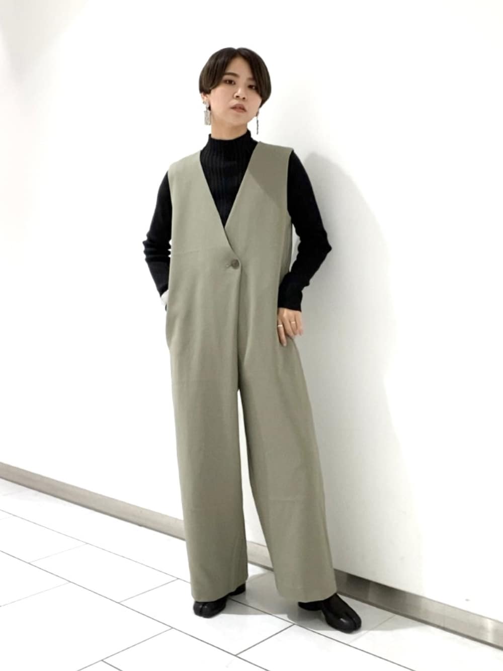 「シンプルコーデ、秋服コーデ、低身長コーデ、サロペット、カーキ、大人コーデ、KBF、ママコーデ」｜「KBFのラップサロペット（サロペット/オーバーオール、グリーン系）」を使った、Sasakiさん（レディース・155cm）の秋コーディネートの1枚目の写真
