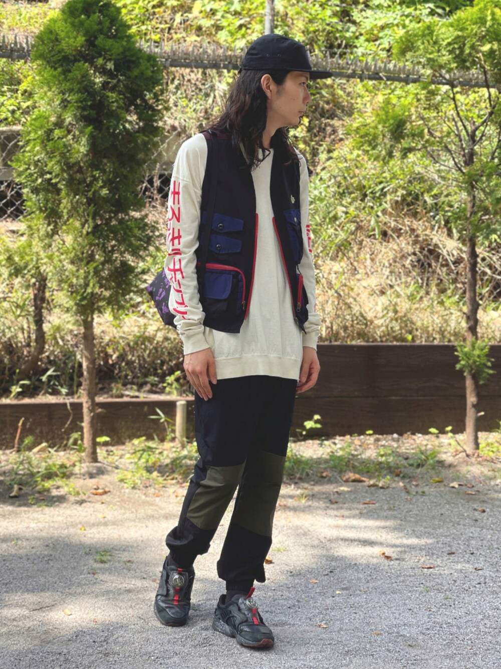 「ストリート、ベスト、オーバーサイズ、休日スタイル、ootd、コーディネート、ストリートMIX、秋コーデ、Tシャツ/カットソー、秋服準備はじめました、秋トレンド2021」｜「ALDIESのRage Stretch Jog Pants / レイジストレッチジョグパンツ（スラックス、ブラック系）」を使った、しょうたろうさん（メンズ・183cm）の秋コーディネートの1枚目の写真