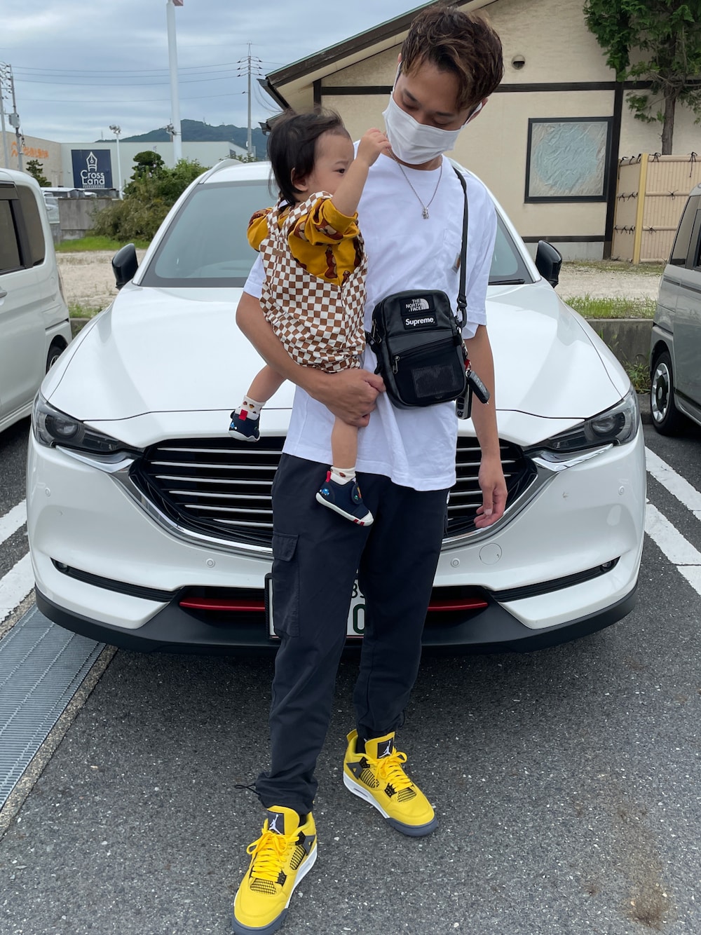 「パパと娘、パパコーデ、ストリート、NIKE、AJ4、秋コーデ」｜「NIKEのアイテム（スニーカー、イエロー系）」を使った、yutasuperさん（メンズ・178cm）の秋コーディネートの1枚目の写真