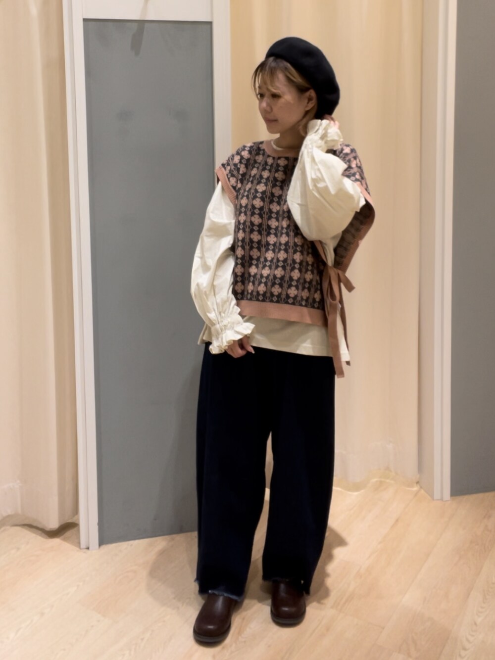 「秋服コーデ、ナチュラル、カットソー、ベスト、デニムパンツ、ベレー帽、低身長、Samansa Mos2、サマンサ モスモス(Samansa Mos2)」｜「Samansa Mos2の袖布帛ドッキングカットソー（Tシャツ/カットソー、ホワイト系）」を使った、つじあやのさん（レディース・149cm）の秋コーディネートの1枚目の写真