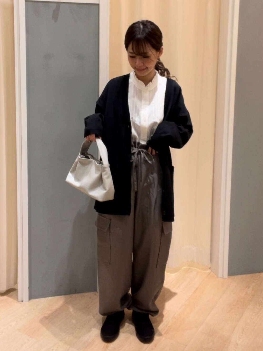 「秋コーデ、カジュアル、フリル襟ブラウス、スポンジニット、カーディガン、カーゴパンツ、低身長、Samansa Mos2 blue、サマンサモスモスブルー」｜「Samansa Mos2 blueのフリル衿ブラウス（シャツ/ブラウス、ホワイト系）」を使った、つじあやのさん（レディース・149cm）の秋コーディネートの1枚目の写真