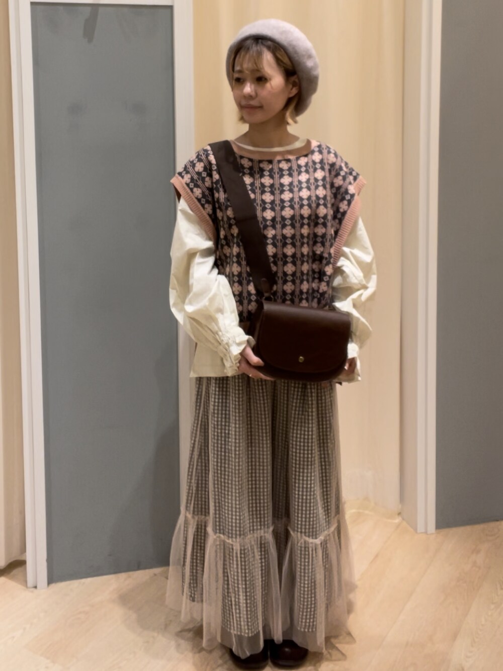 「秋服コーデ、ナチュラル、カットソー、ベスト、チュールスカート、ベレー帽、低身長、Samansa Mos2、サマンサ モスモス(Samansa Mos2)」｜「Samansa Mos2の袖布帛ドッキングカットソー（Tシャツ/カットソー、ホワイト系）」を使った、つじあやのさん（レディース・149cm）の秋コーディネートの1枚目の写真