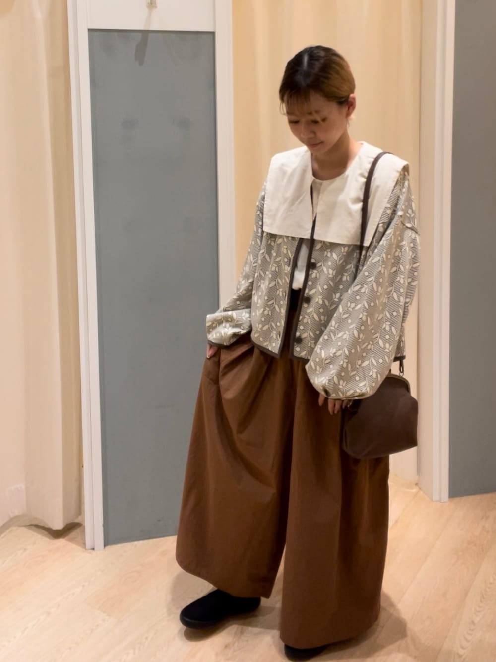 「秋服コーデ、ナチュラル、セーラー襟、ブラウス、ガウチョパンツ、低身長、Samansa Mos2、サマンサ モスモス(Samansa Mos2)」｜「Samansa Mos2のスクエアセーラーカラーブラウス（シャツ/ブラウス、ホワイト系）」を使った、つじあやのさん（レディース・149cm）の秋コーディネートの1枚目の写真