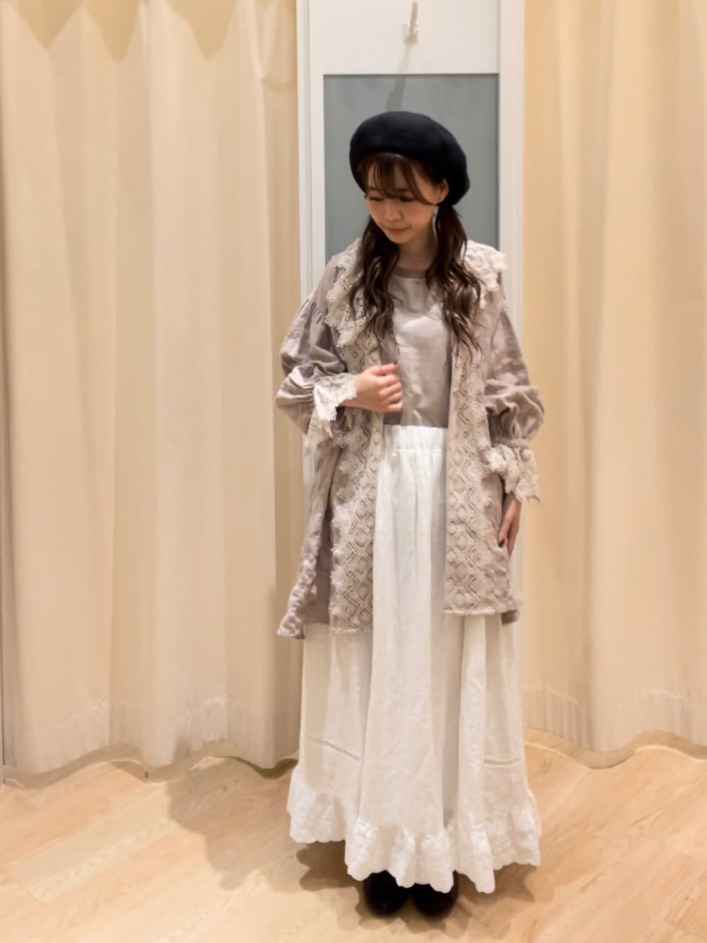 「秋コーデ、ガーリー、羽織ブラウス、スカート、レース、ベレー帽、低身長、Samansa Mos2、サマンサ モスモス(Samansa Mos2)」｜「Samansa Mos2のジャカードノースリーブカットソー（タンクトップ、ホワイト系）」を使った、つじあやのさん（レディース・149cm）の秋コーディネートの1枚目の写真