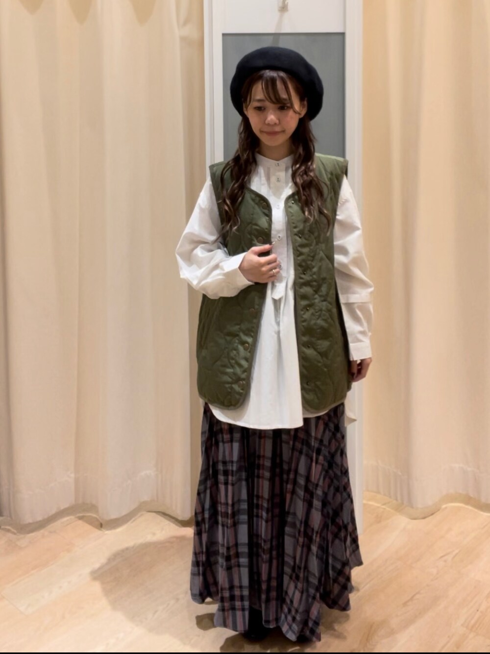「秋コーデ、ナチュラル、バンドカラーチュニック、キルティングベスト、プリーツスカート、チェック、ベレー帽、低身長、Samansa Mos2、サマンサ モスモス(Samansa Mos2)」｜「Samansa Mos2のバンドカラータックチュニック（チュニック、ホワイト系）」を使った、つじあやのさん（レディース・149cm）の秋コーディネートの1枚目の写真