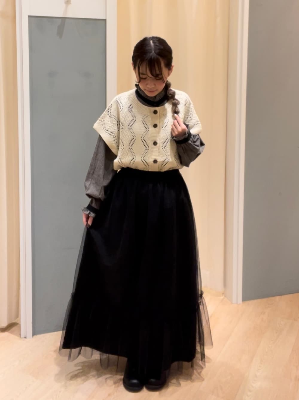 「秋服コーデ、ナチュラル、ブラウス、ニットベスト、チュールスカート、低身長、Samansa Mos2、サマンサ モスモス(Samansa Mos2)」｜「Samansa Mos2の襟フリルピンタックブラウス（シャツ/ブラウス、ブラック系）」を使った、つじあやのさん（レディース・149cm）の秋コーディネートの1枚目の写真