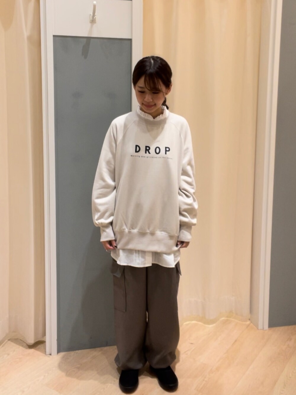 「秋コーデ、カジュアル、フリル襟ブラウス、ロゴスウェット、カーゴパンツ、低身長、Samansa Mos2 blue、サマンサモスモスブルー」｜「Samansa Mos2 blueのフリル衿ブラウス（シャツ/ブラウス、ホワイト系）」を使った、つじあやのさん（レディース・149cm）の秋コーディネートの1枚目の写真