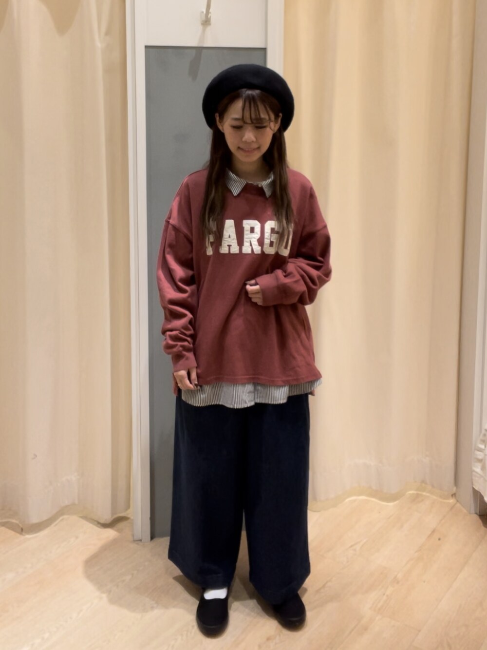「ロゴスウェット、パッチワーク、ビックシルエットシャツ、ワイドデニム、ワイドタックパンツ、ベレー帽、秋コーデ、カジュアル、低身長、Samansa Mos2、サマンサ モスモス(Samansa Mos2)」｜「Samansa Mos2のビッグシルエットシャツ（シャツ/ブラウス、ブルー系）」を使った、つじあやのさん（レディース・149cm）の秋コーディネートの1枚目の写真