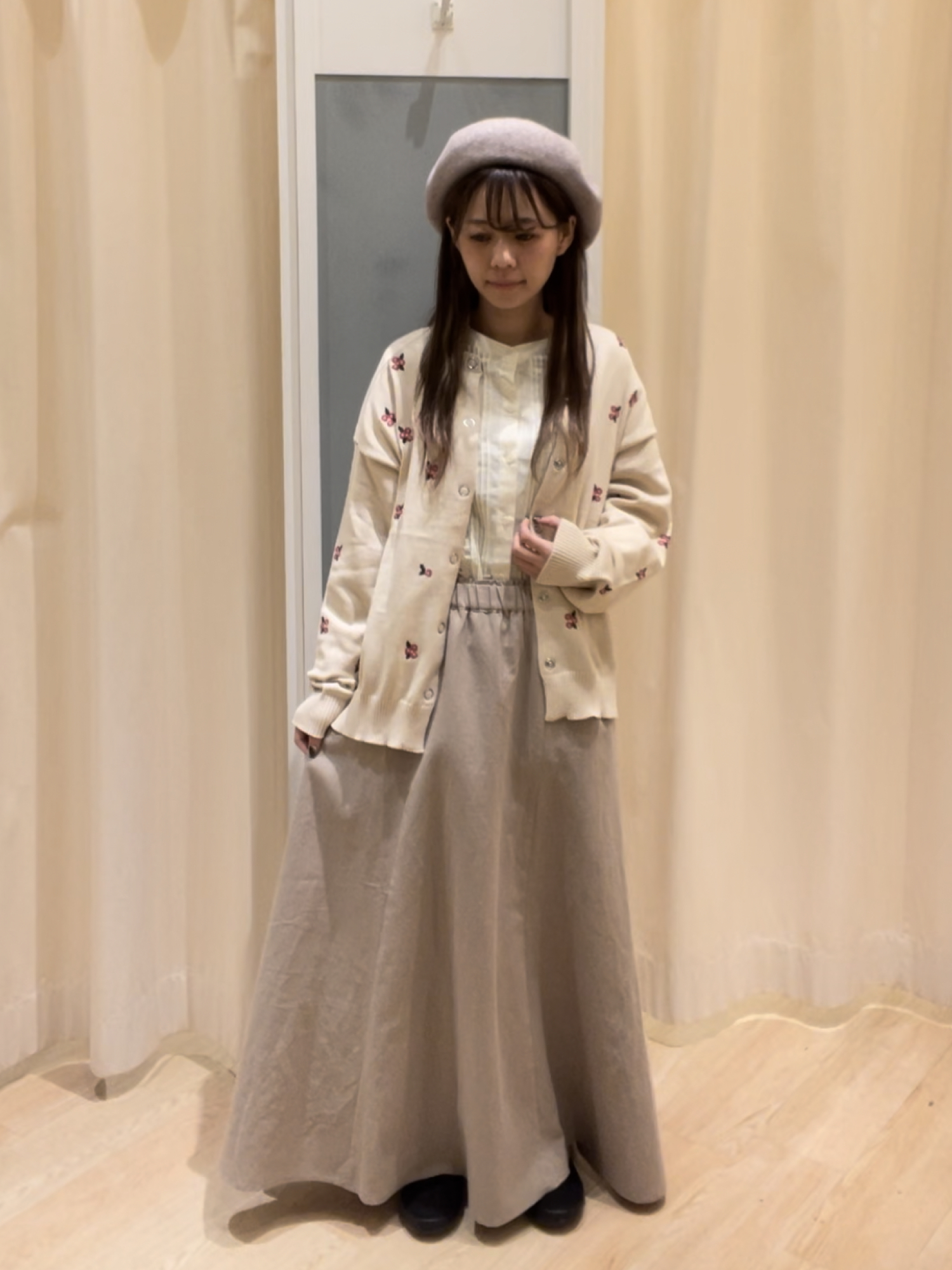 「秋コーデ、ナチュラルガーリー、レースブラウス、カーディガン、花柄、ギャザースカート、ベレー帽、Samansa Mos2、サマンサ モスモス(Samansa Mos2)」｜「Samansa Mos2の【UVカット加工】繊細な大人のレースブラウス（シャツ/ブラウス、ホワイト系）」を使った、つじあやのさん（レディース・149cm）の秋コーディネートの1枚目の写真
