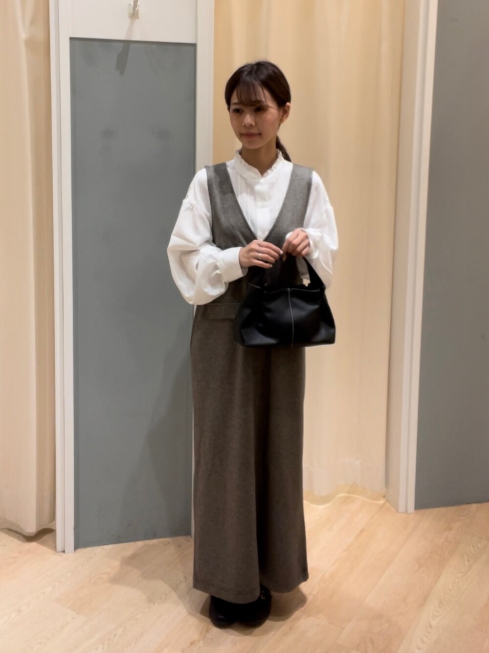 「秋コーデ、フリル襟ブラウス、ジャンスカ、ナチュラル、低身長、Samansa Mos2 blue、サマンサモスモスブルー」｜「Samansa Mos2 blueのフリル衿ブラウス（シャツ/ブラウス、ホワイト系）」を使った、つじあやのさん（レディース・149cm）の秋コーディネートの1枚目の写真