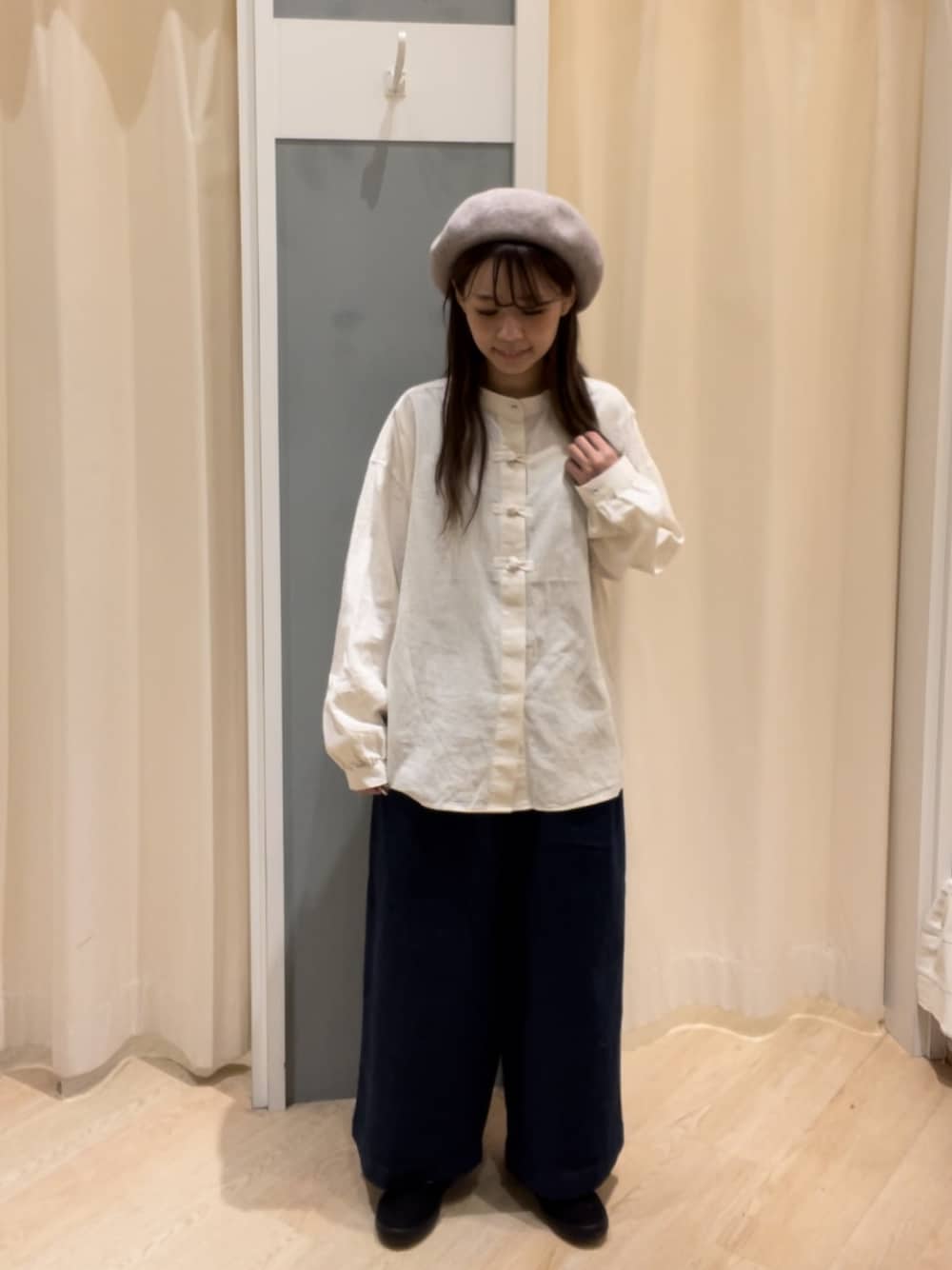 「秋コーデ、ナチュラル、チャイナボタン、ブラウス、ワイドデニムパンツ、ベレー帽、低身長、Samansa Mos2、サマンサ モスモス(Samansa Mos2)」｜「Samansa Mos2のチャイナボタンバンドカラーシャツ（シャツ/ブラウス、ホワイト系）」を使った、つじあやのさん（レディース・149cm）の秋コーディネートの1枚目の写真