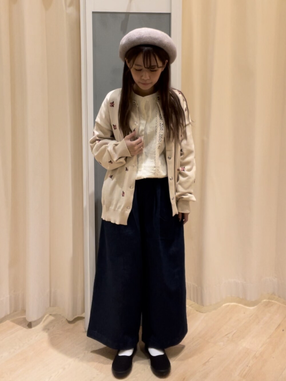 「秋コーデ、ナチュラル、レースブラウス、カーディガン、花柄、ワイドデニムパンツ、ベレー帽、低身長、Samansa Mos2、サマンサ モスモス(Samansa Mos2)」｜「Samansa Mos2の【UVカット加工】繊細な大人のレースブラウス（シャツ/ブラウス、ホワイト系）」を使った、つじあやのさん（レディース・149cm）の秋コーディネートの1枚目の写真