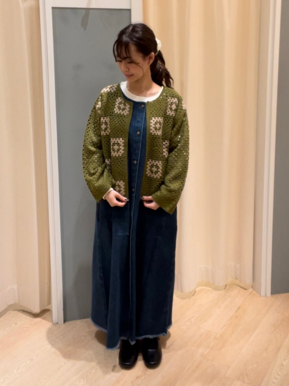 「カットソー、カーディガン、デニムワンピース、ナチュラル、低身長、Samansa Mos2、サマンサ モスモス(Samansa Mos2)」｜「Samansa Mos2のロゴアソートプリントロングTシャツ（Tシャツ/カットソー、ホワイト系）」を使った、つじあやのさん（レディース・149cm）の秋コーディネートの1枚目の写真